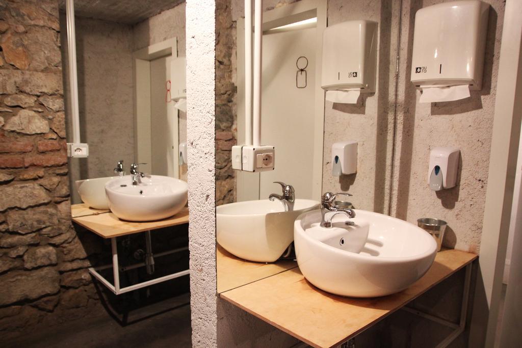 Destil Hostel Tirana Exteriör bild