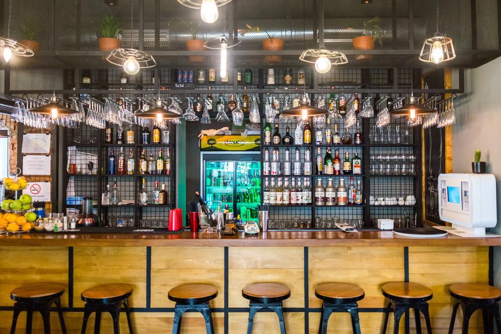 Destil Hostel Tirana Exteriör bild