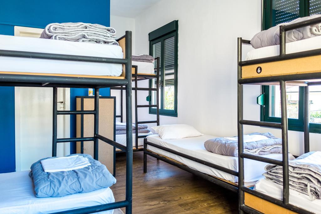 Destil Hostel Tirana Exteriör bild