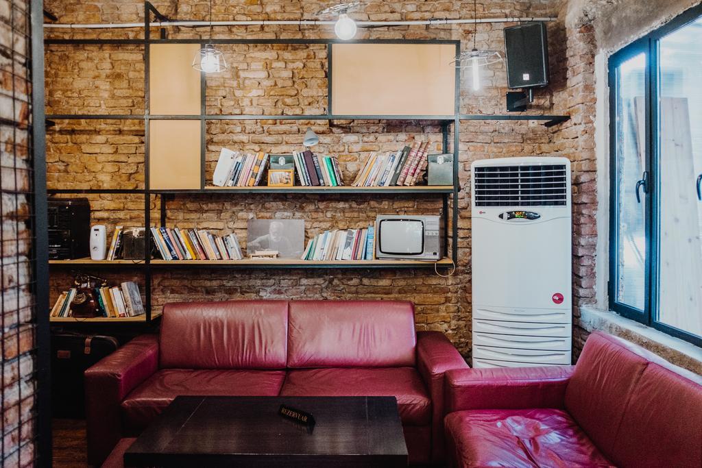 Destil Hostel Tirana Exteriör bild
