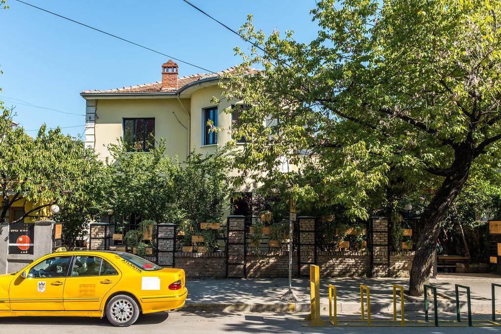 Destil Hostel Tirana Exteriör bild