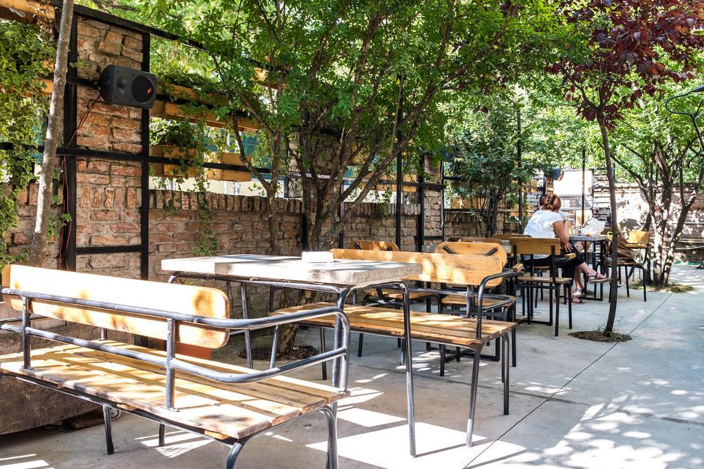 Destil Hostel Tirana Exteriör bild