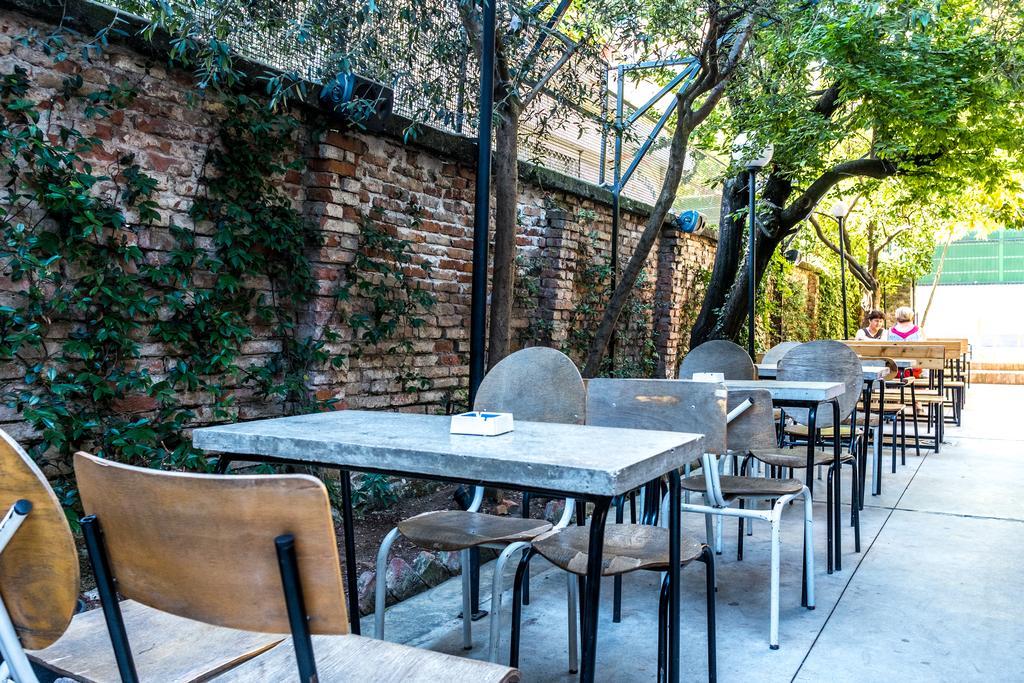Destil Hostel Tirana Exteriör bild