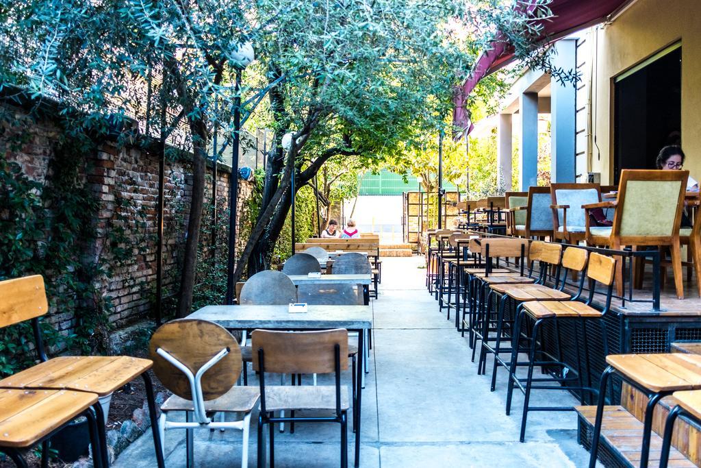 Destil Hostel Tirana Exteriör bild