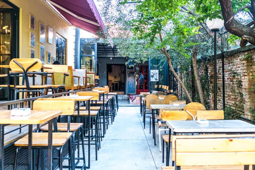 Destil Hostel Tirana Exteriör bild