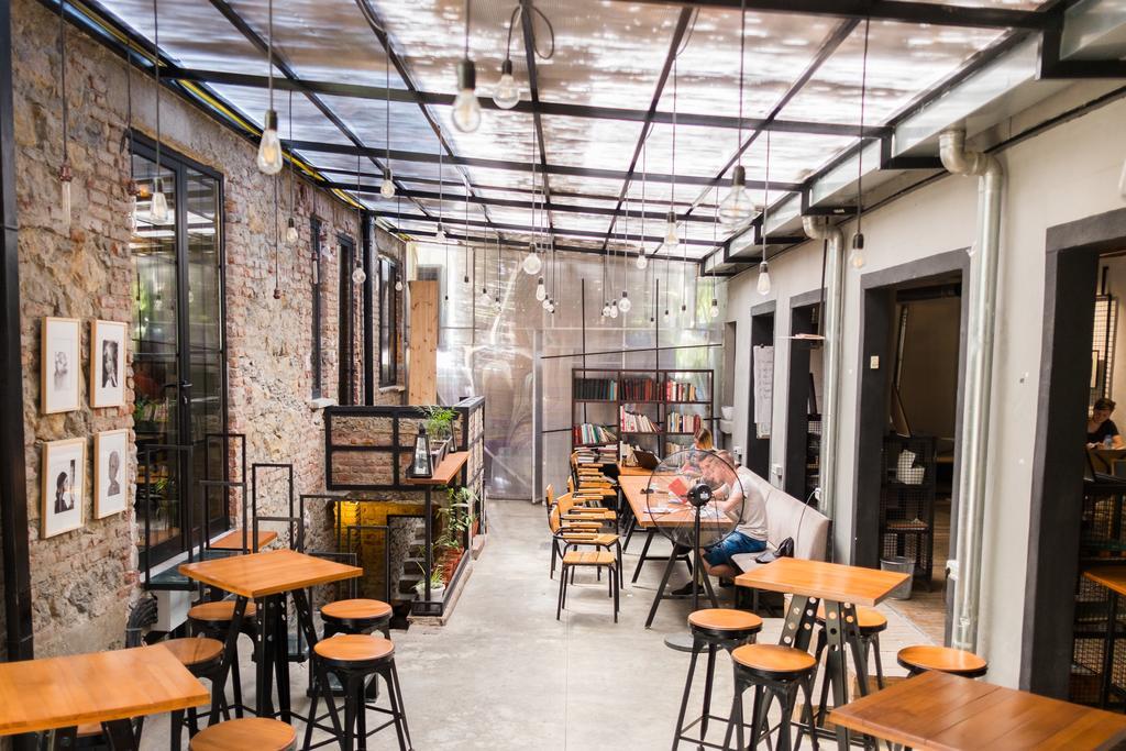 Destil Hostel Tirana Exteriör bild