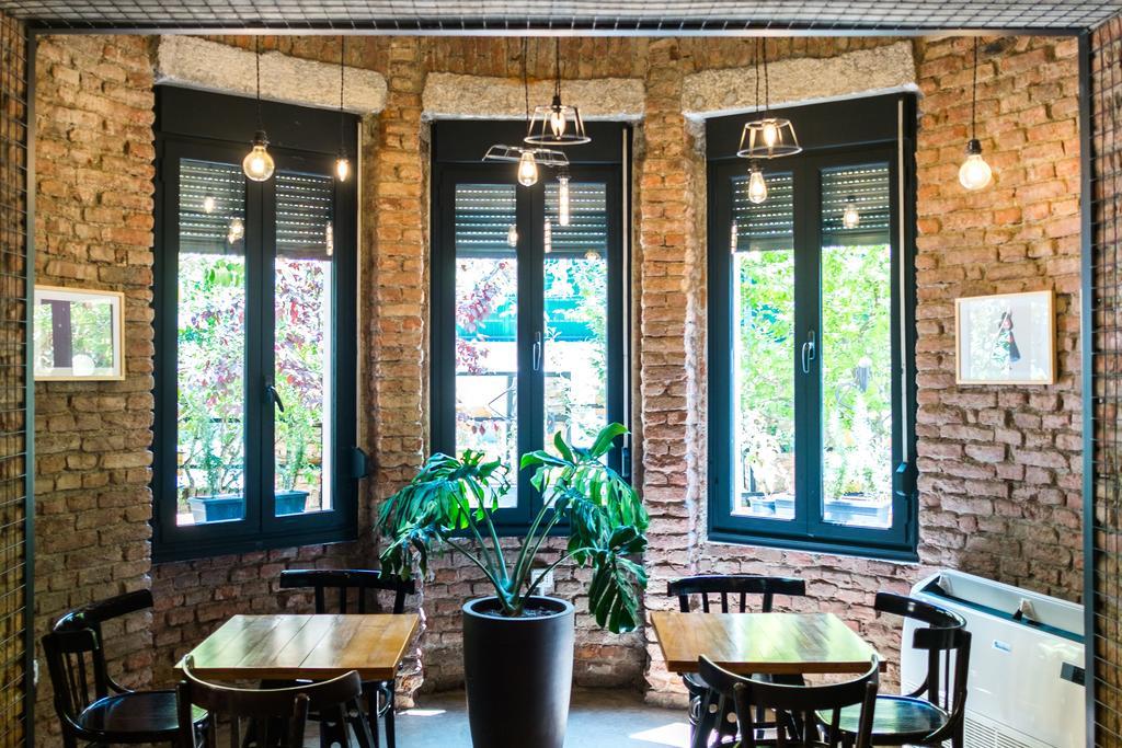 Destil Hostel Tirana Exteriör bild