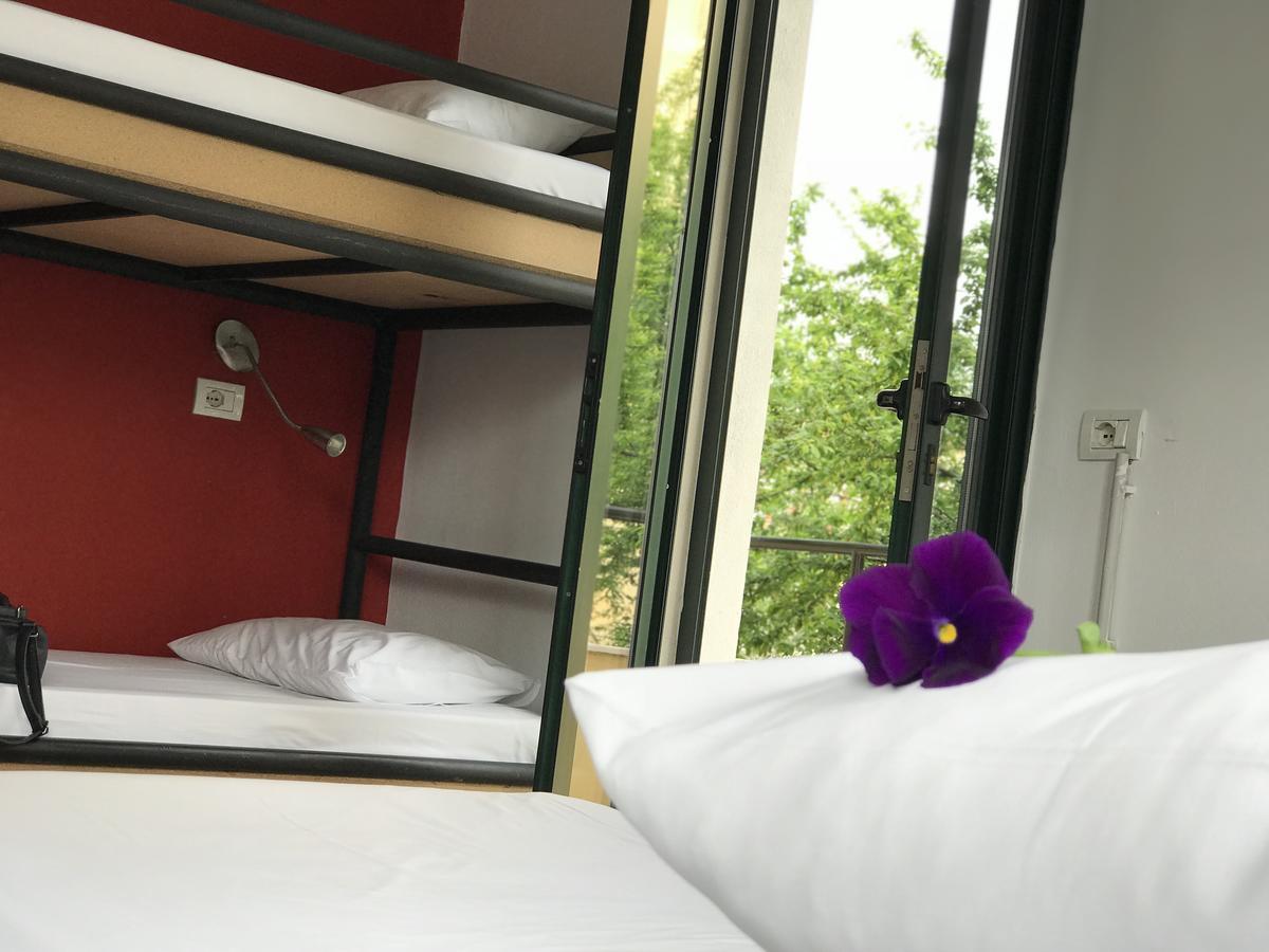 Destil Hostel Tirana Exteriör bild